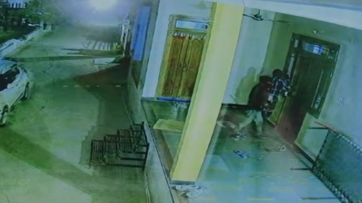 इधर सोता रहा परिवार, उधर सोने के जेवर ले उड़े चोर, CCTV खंगाल रही पुलिस  