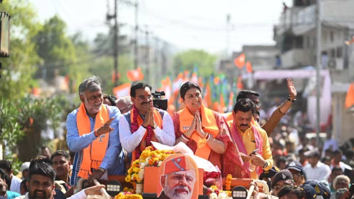 स्मृति ईरानी पहुंची पन्ना: वीडी शर्मा की नामांकन रैली में हुईं शामिल, कहा- हार से डरकर भागना कांग्रेस की आदत, अमेठी वालों से पूछ लो