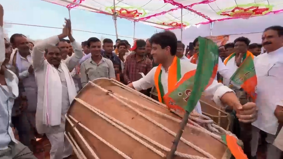 मंत्री का अनोखा अंदाज: सिंधिया की ढोल की थाप पर थिरके आदिवासी, Video Viral