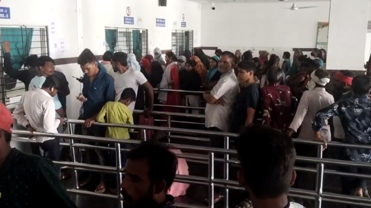 मेडिकल कॉलेज का नया नियम बना मुसीबत: बिना ऐप डाउनलोड किए नहीं बन रही पर्ची, इलाज के लिए भटक रहे मरीज