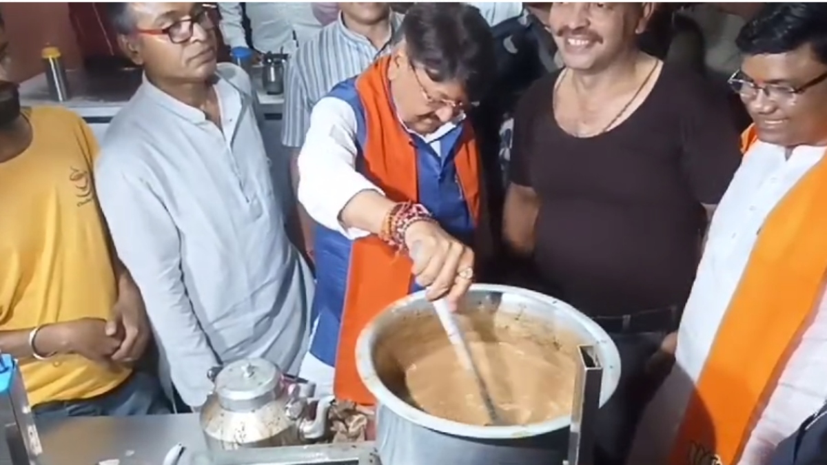 VIDEO: जब मंत्रीजी बने चाय वाला; विजयवर्गीय ने चाय बनाकर लोगों के साथ ली चुस्की, सपा प्रत्याशी के नामांकन रद्द होने पर कही ये बात 