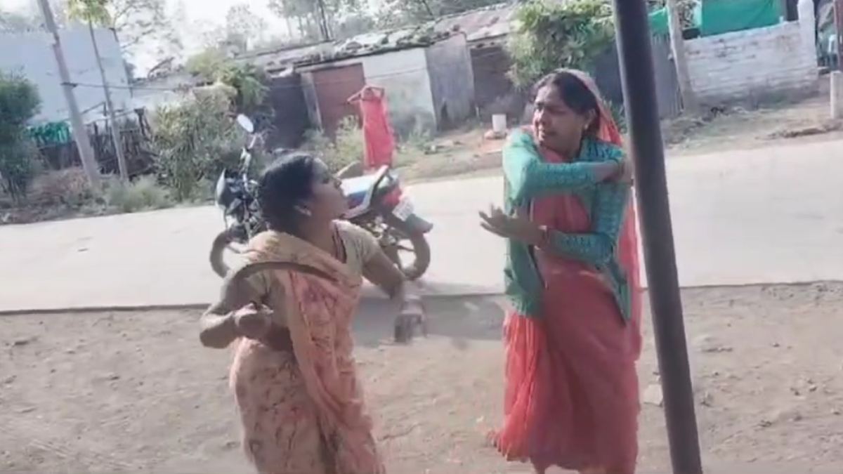 VIDEO: नाराज पत्नी का तांडव; हाथ में दरांती लेकर महिला के साथ की जमकर मारपीट, सोशल मीडिया पर वायरल हुआ वीडियो