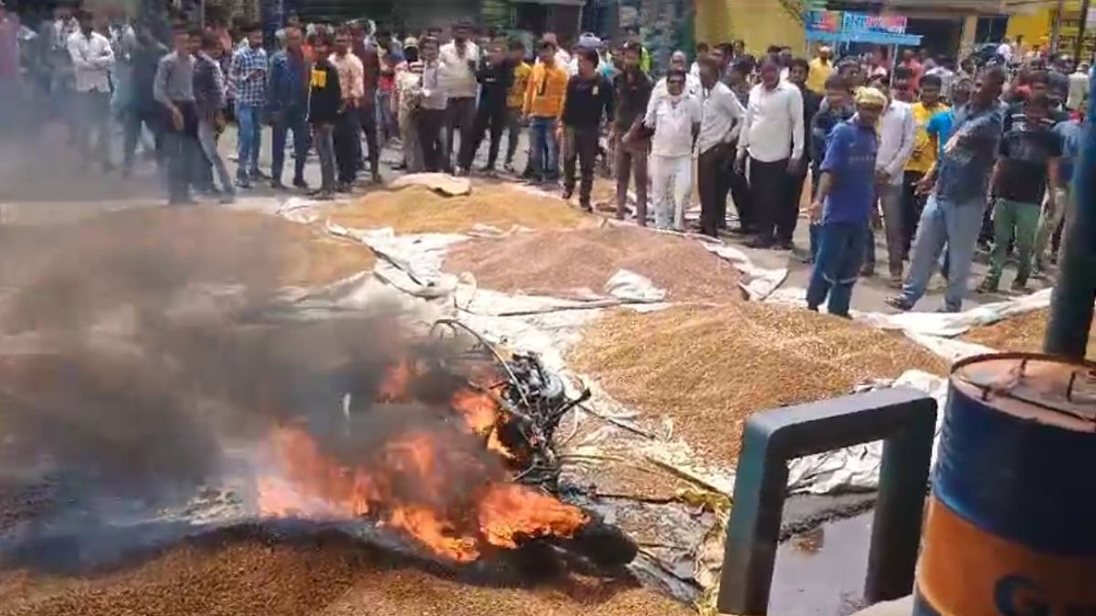 उपज मंडी में खड़ी स्कूटी में लगी आग, नीलामी की फसल जलकर हुई राख