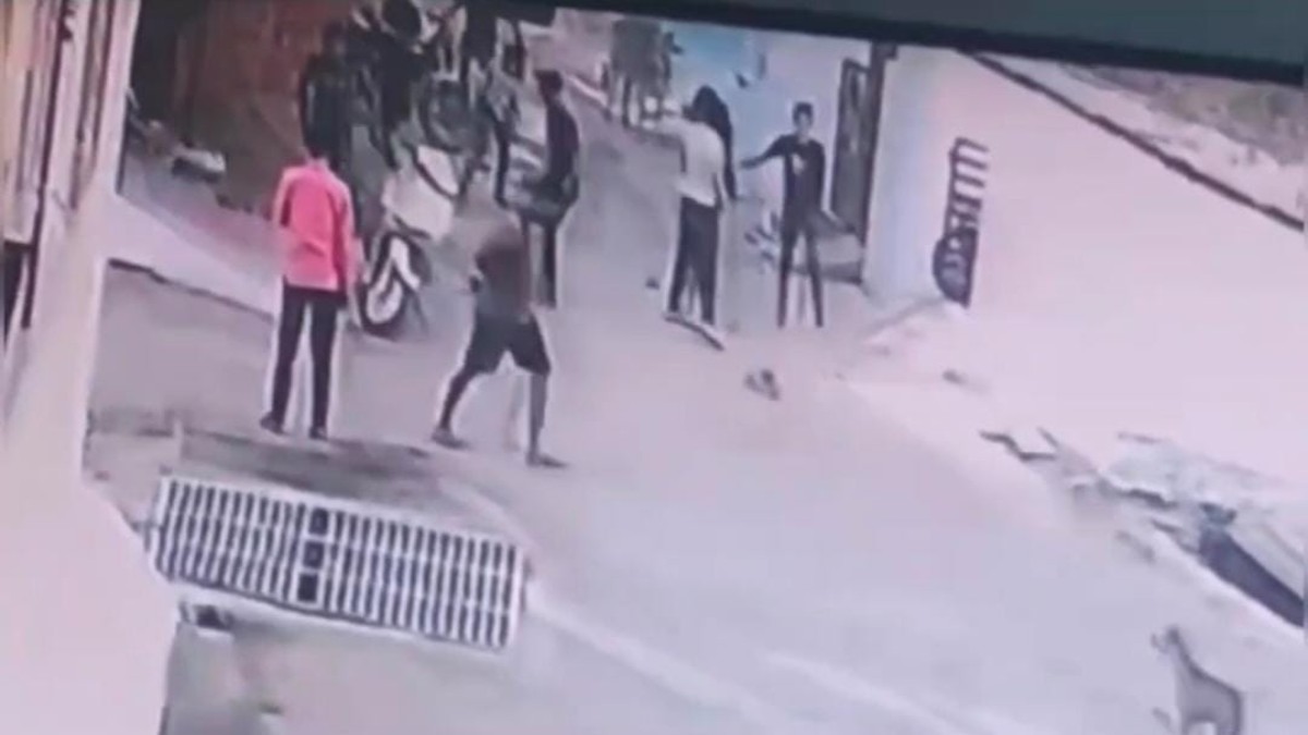 दोस्तों ने ही की दोस्त की पिटाई, सोशल मीडिया पर वायरल हुआ CCTV वीडियो