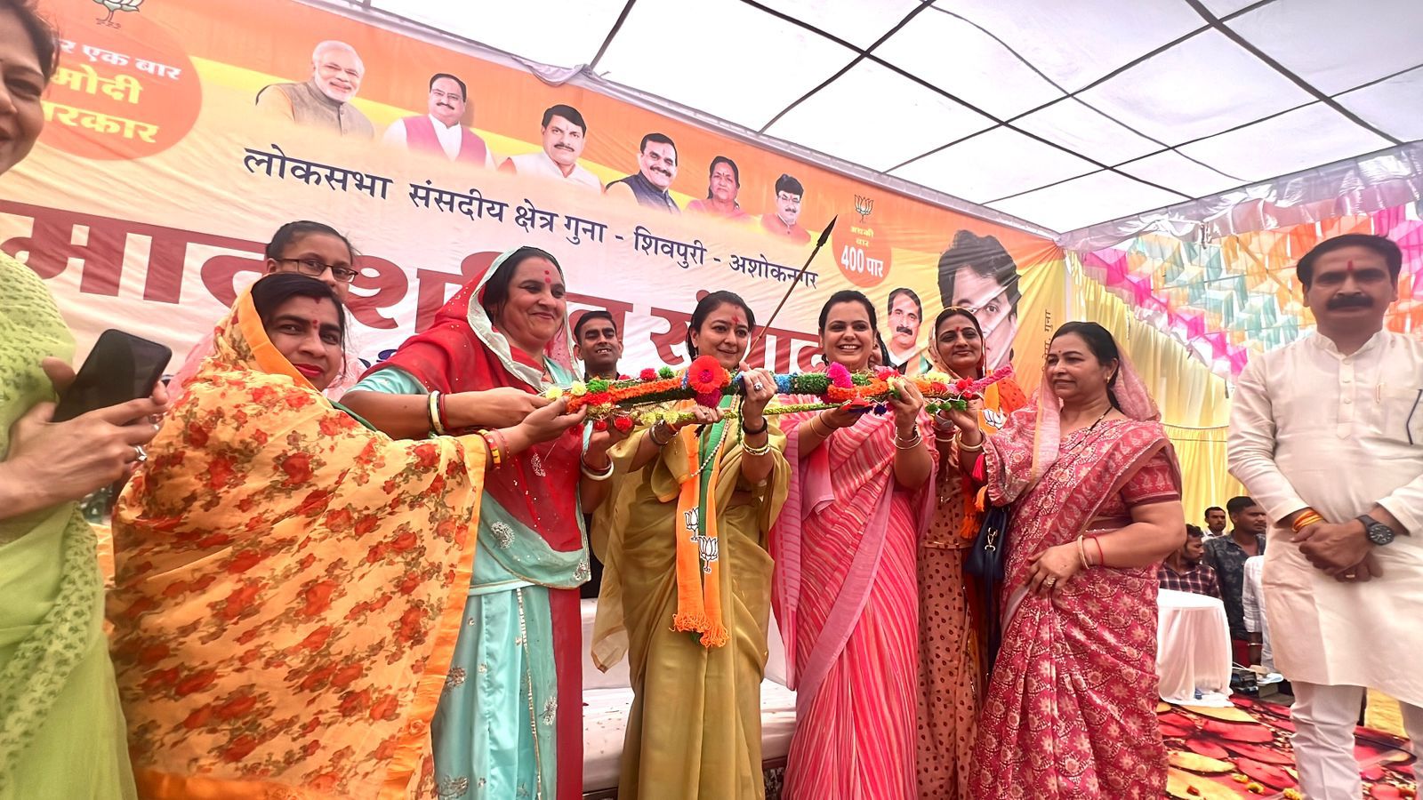 महाराज के लिए चुनावी मैदान में महारानी: सिंधिया के लिए पत्नी ने की वोट की अपील, महिलाओं के साथ सत्तू का उठाया लुत्फ, Video