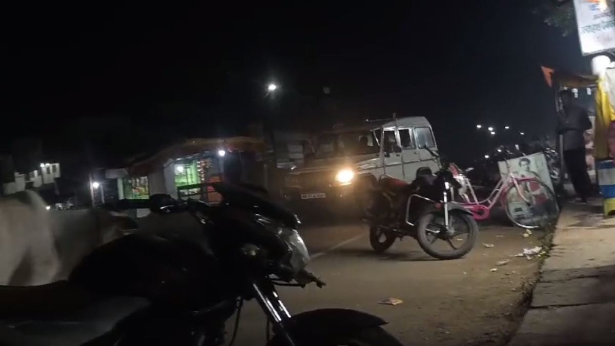 पुलिस विभाग ही खुलेआम उड़ा रहा ट्रैफिक नियमों की धज्जियां, Video हुआ वायरल