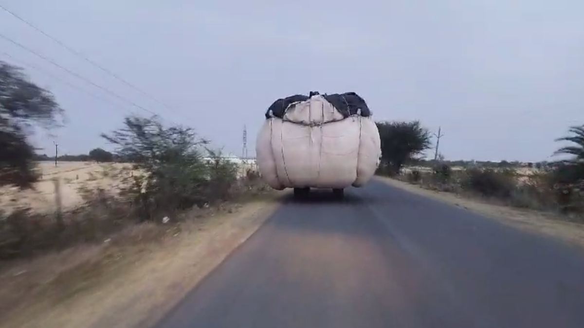 कलेक्टर के निर्देश के बाद भी हो रहा भूसे का परिवहन, राहगीरों की बढ़ी परेशानियां