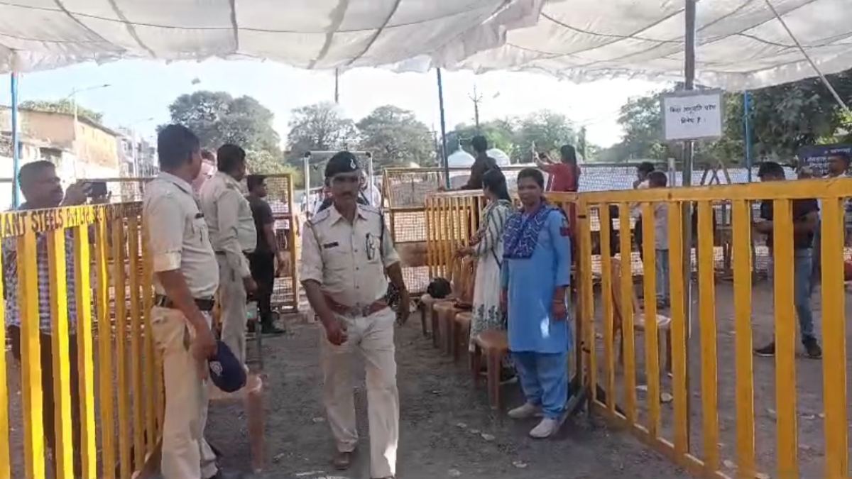 Dhar Bhojshala Survey: भोजशाला सर्वे का 16वां दिन, परिसर के बाहर हटाई गई मिट्टी, खंभों का लिया माप