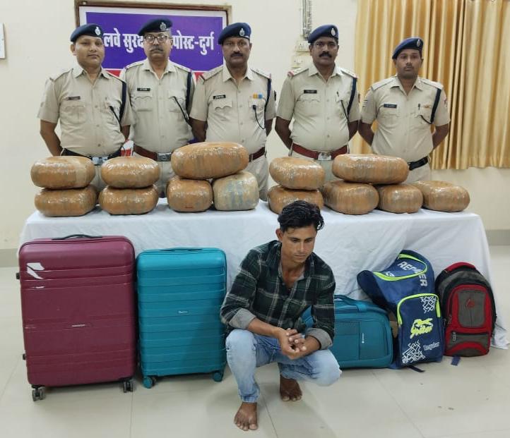 AC बोगी में सफर कर 68 किलो गांजा ले जा रहा था तस्कर, टास्क टीम और दुर्ग RPF ने दबोचा… 13.65 लाख का गांजा जब्त