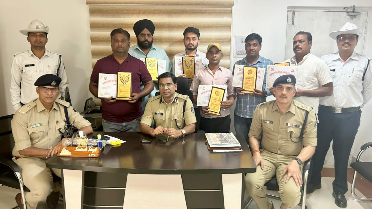 रायपुर पुलिस ने 6 Good Samaritan को किया  सम्मानित