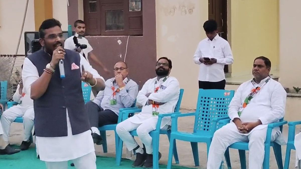 कांग्रेस कार्यकर्ताओं की बैठक: अक्षय कांति ने चुनाव को लेकर भरा जोश, बूथ स्तर पर जुटने की कही बात