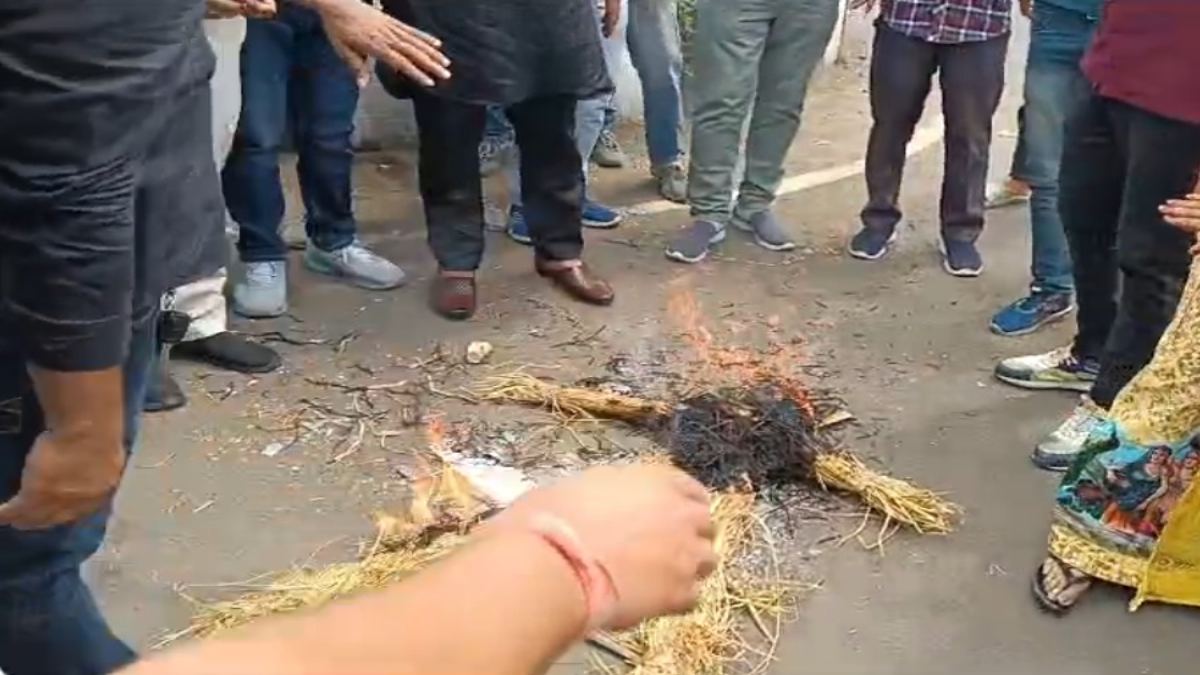क्षत्रीय समाज और मातृशक्ति पर अभद्र टिप्पणी करने का मामला: करणी सेना ने केंद्रीय मंत्री का जलाया पुतला, BJP नेता का टिकट कटाने की मांग