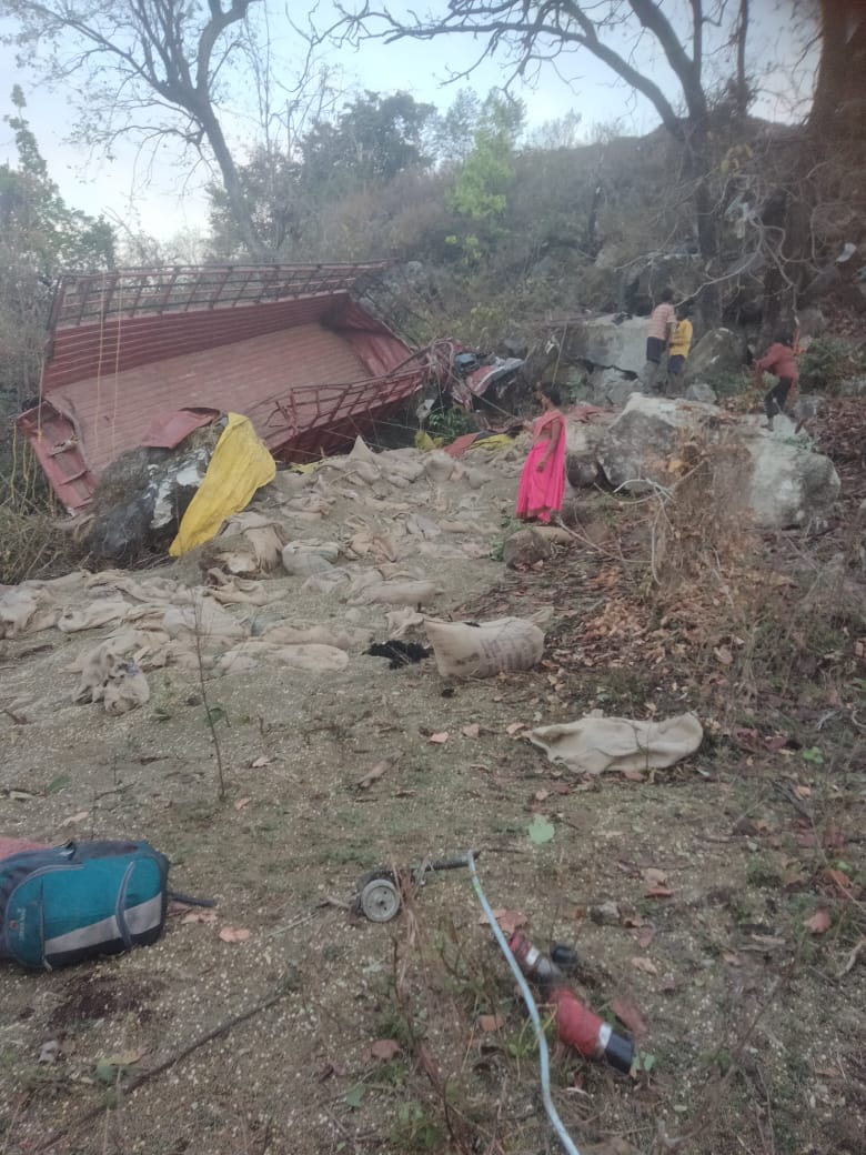 Chhattisgarh Breaking News: 20 फिट गहरी  खाई में गिरी माजदा, मची अफरा-तफरी…