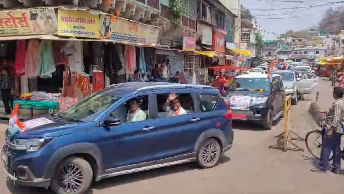 विदिशा से कांग्रेस प्रत्याशी ने भरा नामांकन, मंदिर में दर्शन कर दाखिल किया फॉर्म