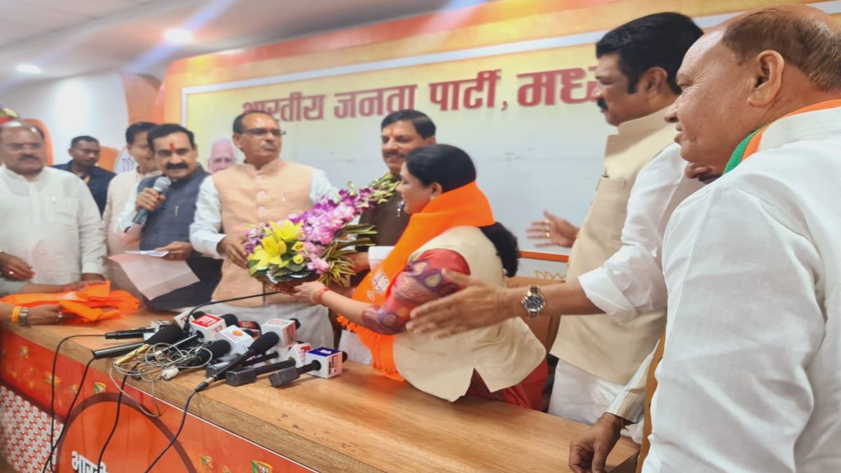 कांग्रेस को फिर झटकाः पूर्व MLA पारुल, पूर्व प्रशासनिक अधिकारी डॉ प्रतिमा, छिंदवाड़ा से शाहिद खान बीजेपी में शामिल, CM मोहन और नरोत्तम मिश्रा ने दिलाई सदस्यता