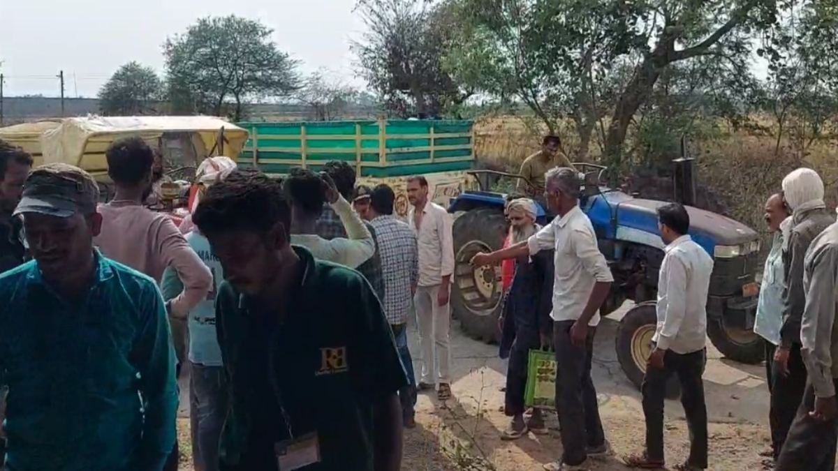 बेमौसम बारिश से किसान परेशान: भींगी फसल की नहीं हो रही तुलाई, किसानों और प्रबंधक में हुआ विवाद