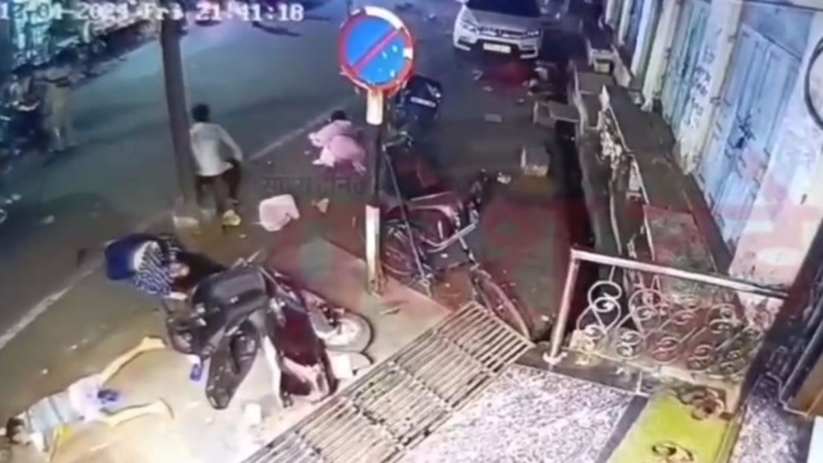 हिट एंड रन: तेज रफ्तार कार ने तीन दो पहिया वाहनों को रौंदा, 5 लोग घायल, जांच में जुटी पुलिस