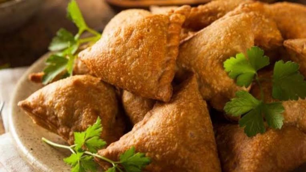 नवरात्रि व्रत के लिए बनाना चाहते है स्वादिष्ट फलाहार, तो Try करें सिंघाड़े के आटे का समोसा…