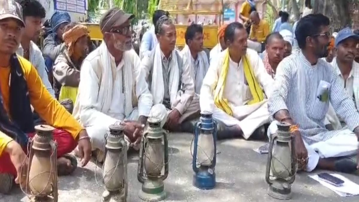 आजादी के बाद अब तक नहीं पहुंची यहां बिजली, लालटेन लेकर कलेक्ट्रेट पहुंचे ग्रामीण