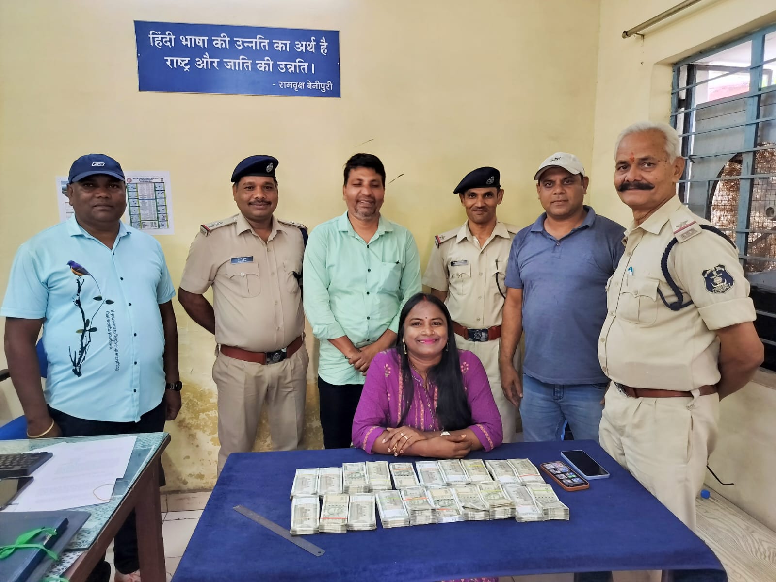 रायपुर रेलवे स्टेशन में यात्री के बैग से मिला 10 लाख कैश