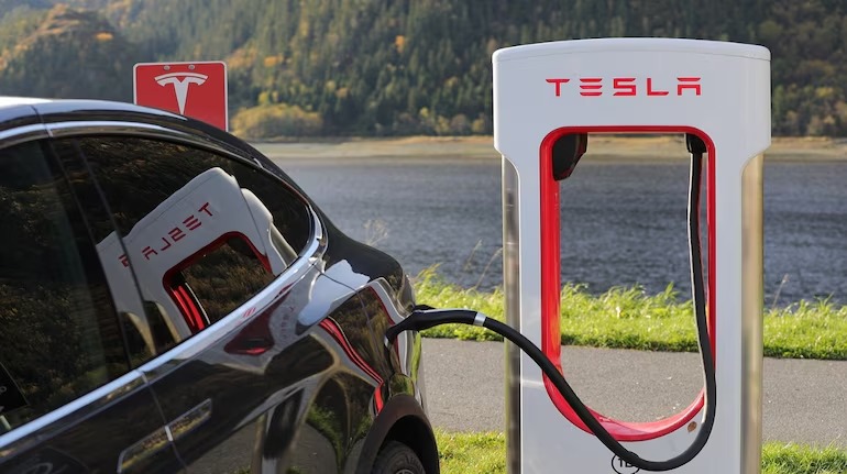 Tesla In India: दिल्ली, मुंबई में खुल सकता है टेस्ला का पहला शोरूम, रिपोर्ट में खुलासा