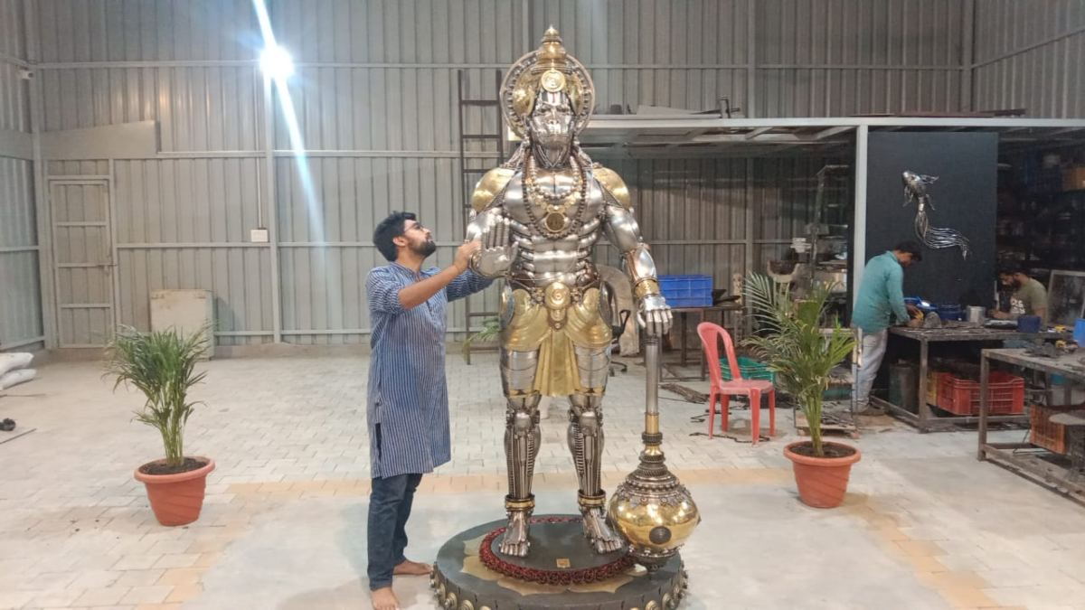 मैकेनिकल इंजीनियर ने किया कमाल: वेस्टेज स्क्रैप से बनाई 350 किलो की भगवान हनुमान की प्रतिमा, कई उद्योगपतियों के लिए कर चुके हैं काम
