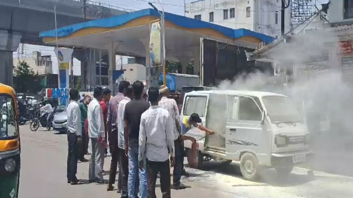Video: पेट्रोल पंप के पास खड़ी वैन में लगी आग, होते-होते टला बड़ा हादसा