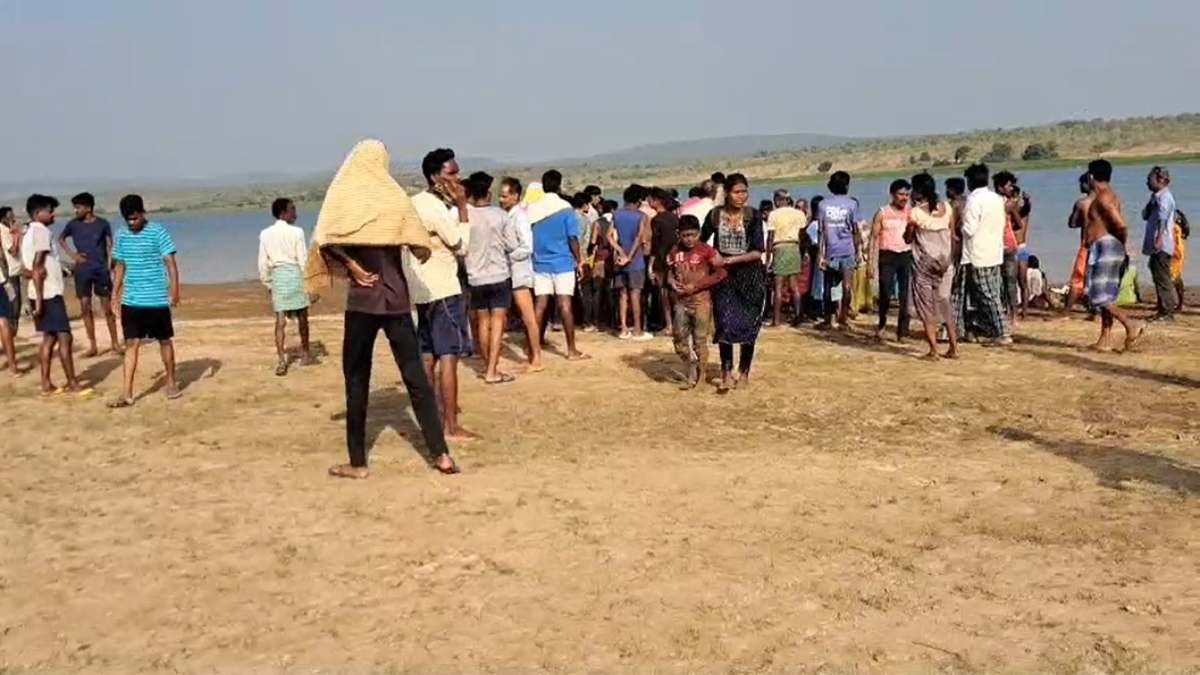 BIG BREAKING : महानदी में बड़ा हादसा, मंदिर दर्शन करने गए श्रद्धालुओं से भरी नाव पलटी, 7 लोगों के मौत की खबर