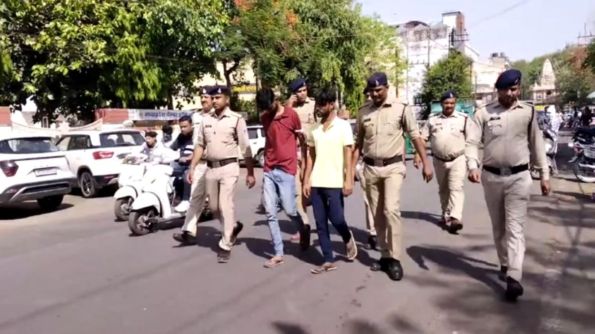 वर्दी पर हाथ डालने वालों को सिखाया सबकः ट्रैफिक जवानों से मारपीट के आरोपी बदमाशों का पुलिस ने निकाला जुलूस, एक फरार इनामी आरोपी की तलाश