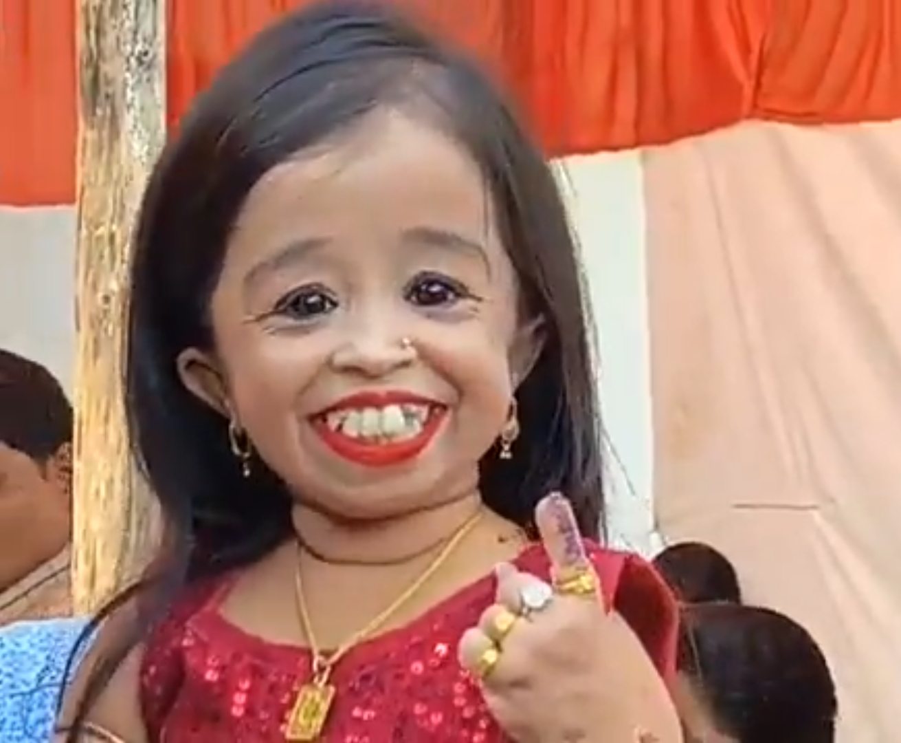 World Smallest Woman: दुनिया की सबसे छोटी महिला ज्योति ने डाला वोट, केंद्रीय मंत्री नितिन गडकरी और डिप्टी सीएम देवेंद्र फडणवीस ने की वोटिंग