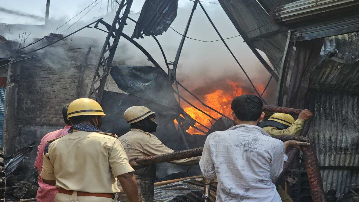 इंदौर के ट्रांसपोर्ट नगर में लगी भीषण आग: लाखों का माल जलकर राख, फायर ब्रिगेड की टीम मौके पर मौजूद, आग बुझाने की कोशिश जारी