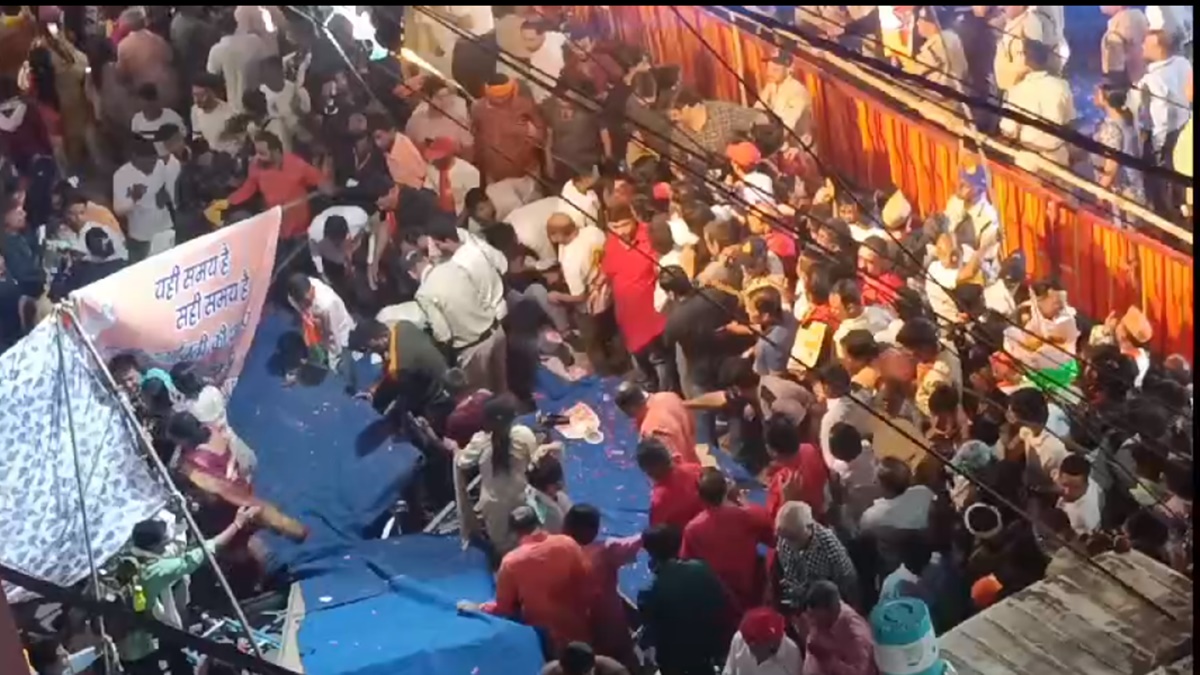 PM मोदी के रोड शो के दौरान बड़ा हादसा, भीड़ से भरा मंच टूटने से कई लोग घायल,  देखें Video