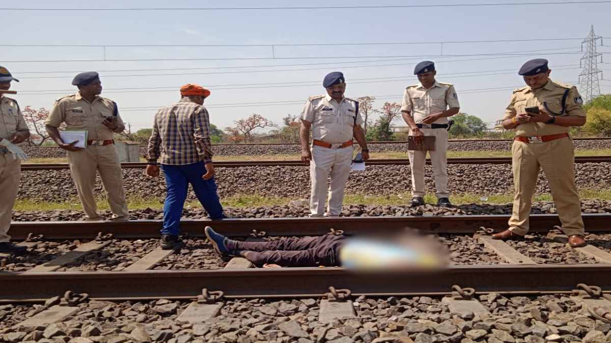 रेलवे ट्रैक पर मिली युवक की लाश: हत्या या आत्महत्या ? पुलिस जांच में जुटी