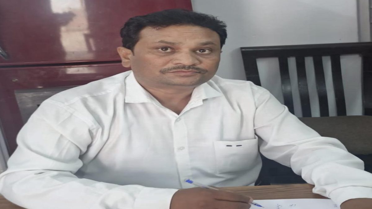 लोकायुक्त की छापेमार कार्रवाई, रिश्वत लेते रंगे हाथ पकड़ाया शिक्षा विभाग का कर्मचारी