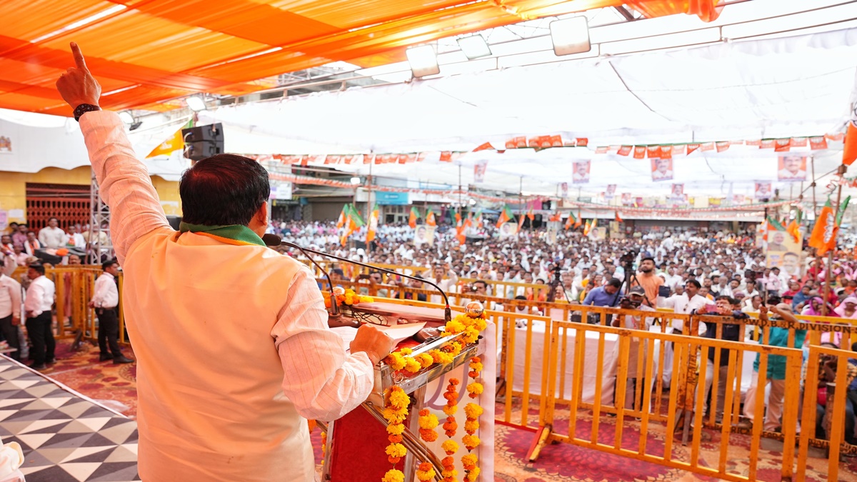 टीकमगढ़ में CM मोहन ने किया रोड शो: हेलीपैड जाते समय गन्ने की चरखी चलाई, ठेले पर पिया जूस