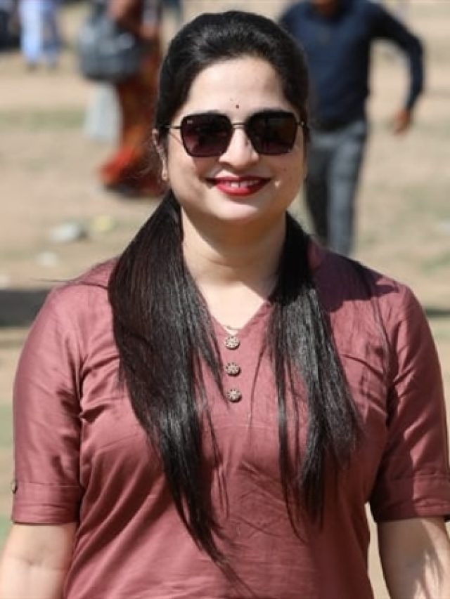 ग्लैमरस लेडी पोलिंग ऑफिसर की तस्वीर वायरल, दिल हार बैठे यूजर्स…