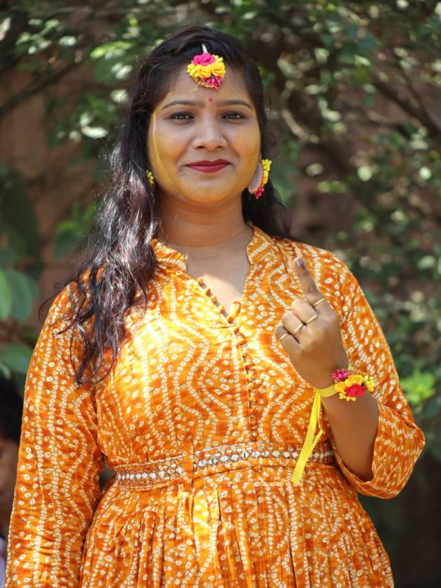 चेहरे पर हल्दी और उंगली पर स्याही: देखें लोकतंत्र के महापर्व की खूबसूरत तस्वीरें…