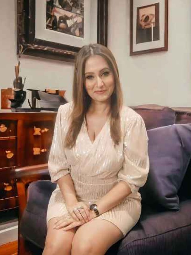 कॉमेंटेटर आकाश चोपड़ा की वाइफ क्या करती हैं?