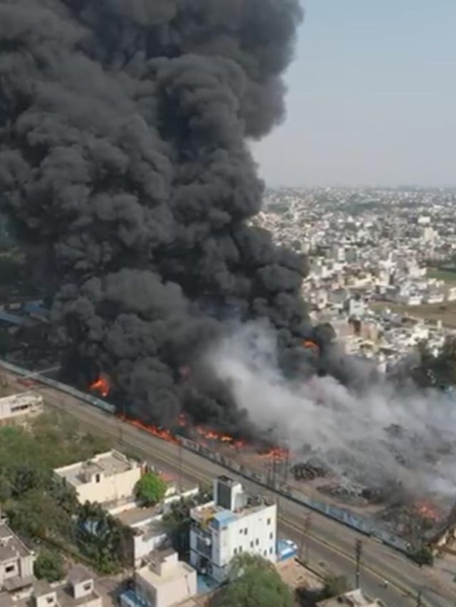 धुआं धुआं हुआ रायपुर : बिजली दफ्तर में लगी भीषण आग, 1500 ट्रांसफॉर्मर जलकर खाक…