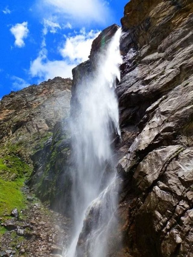 पापियों पर नहीं गिरता इस झरना का पानी …