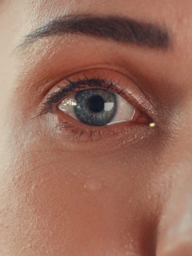 आंखों में जमा गंदगी को कैसे हटाएं ?