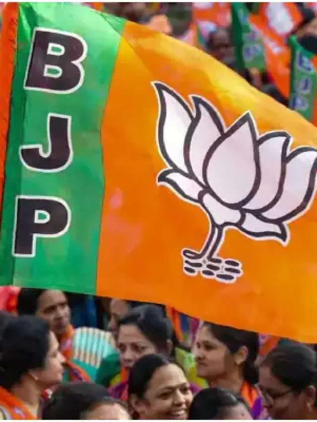 पंजाब बचाओ यात्रा में बच्चे से नारे लगवाने के मामले में अकाली दल को नोटिस जारी करने के बाद जिला चुनाव अधिकारी ने भाजपा प्रत्याशी रवनीत सिंह बिट्टू को भी नोटिस थमा दिया.