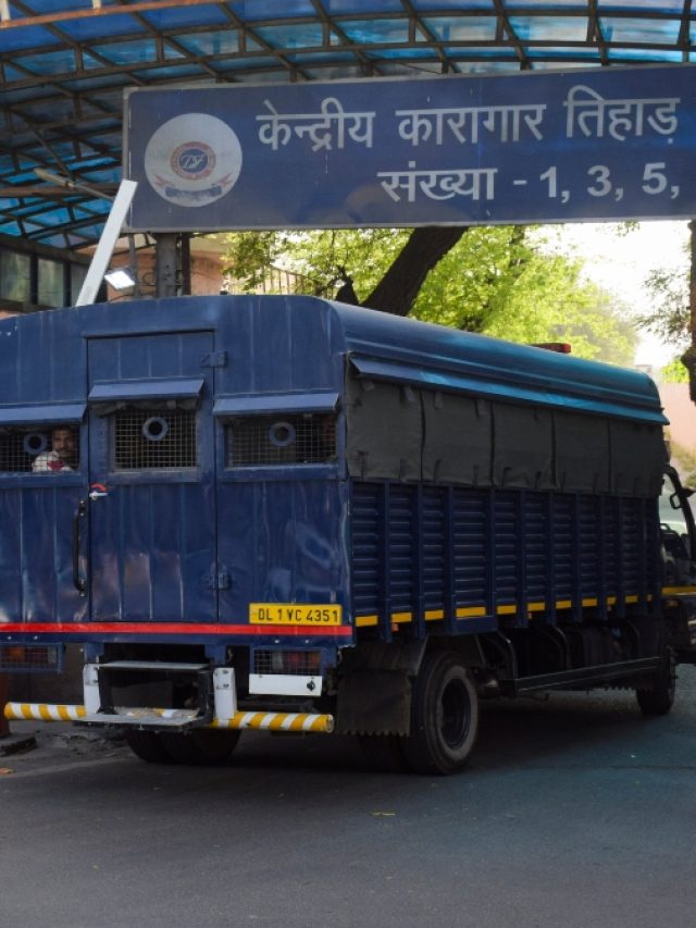 तिहाड़ में कैसे गुजरी अरविंद केजरीवाल की पहली रात, जानिये…