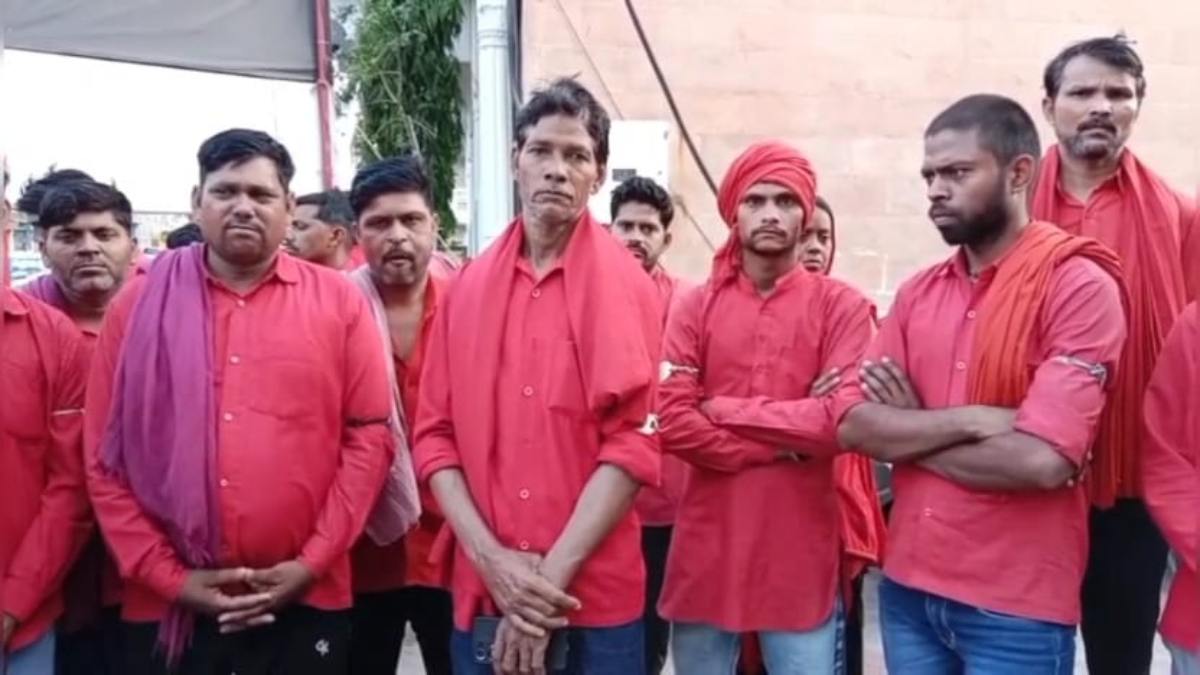कुलियों और होटल संचालक के बीच मारपीट: सीसीटीवी में कैद हुई वारदात, दोनों पक्ष पहुंचे थाने