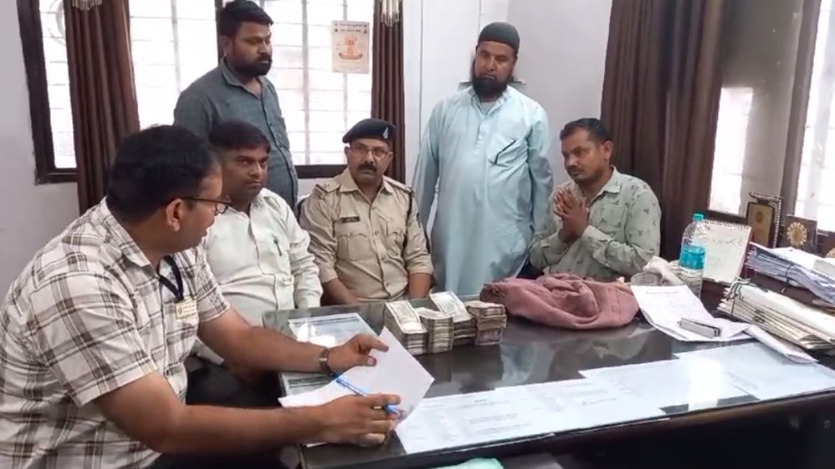 पुलिस और FST की कार्रवाईः चेकिंग के दौरान दो व्यक्ति से 16 लाख बरामद, पूछताछ में नहीं दे पाए सही जानकारी