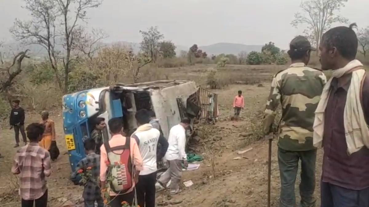 घाट उतरते समय पलटी बस: कई यात्री घायल, 10 से ज्यादा को आई गंभीर चोट, अस्पताल में भर्ती