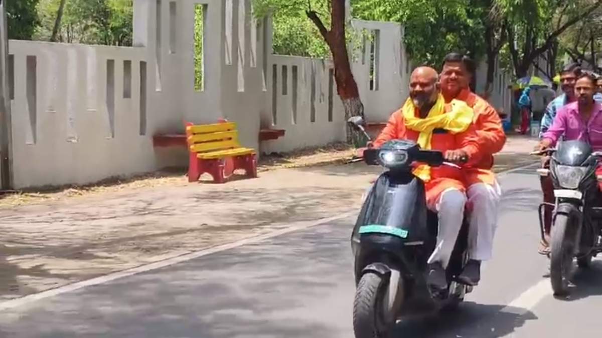 लोकसभा के चुनावी रंग: ई बाइक से नामांकन दाखिल करने पहुंचे नेता, बोले- भगवान महाकाल और जनता के आशीर्वाद से मिलेगी जीत