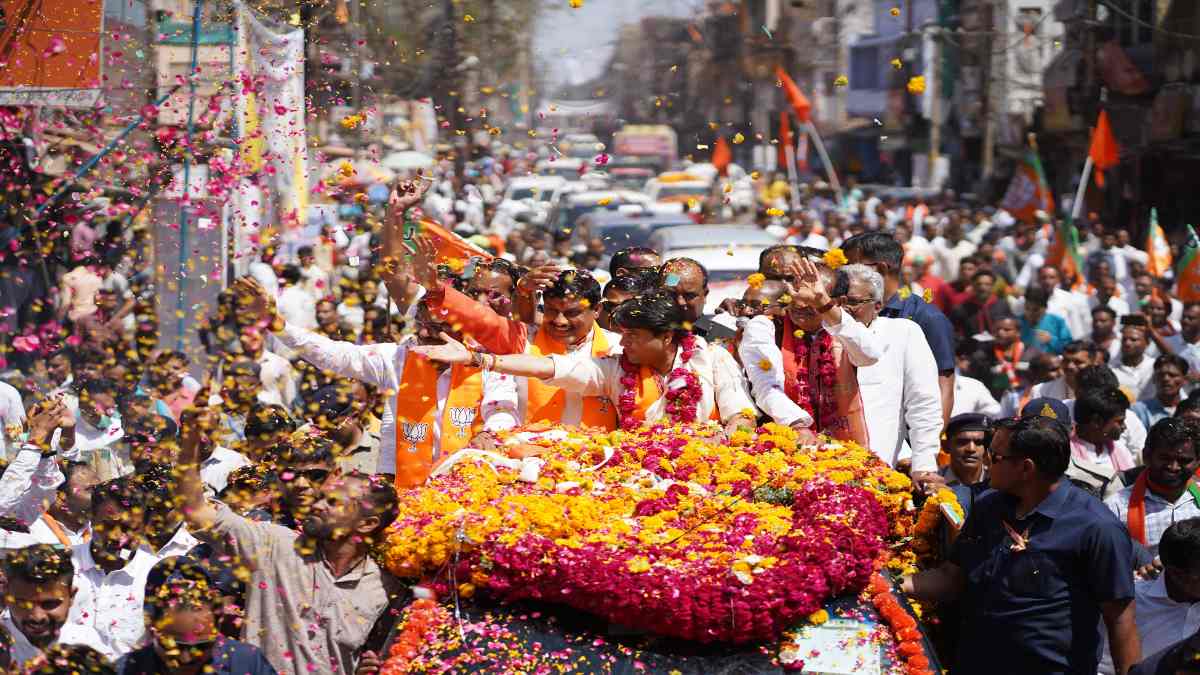 ज्योतिरादित्य सिंधिया ने भरा नामांकन: रोड शो के साथ किया शक्ति प्रदर्शन, CM मोहन भी रहे मौजूद