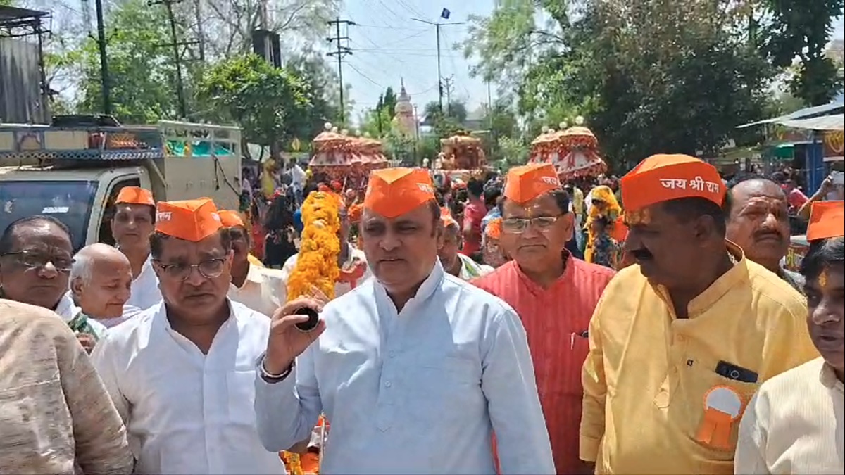 BREAKING: कांग्रेस प्रत्याशी के खिलाफ केस दर्ज, मंदिर में प्रचार करने पर पूर्व मंत्री पर भी हुई कार्रवाई