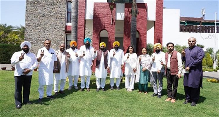 बठिंडा लोकसभा क्षेत्र में मजबूत हुई आप, वरिष्ठ अकाली और कांग्रेस नेता हुए शामिल